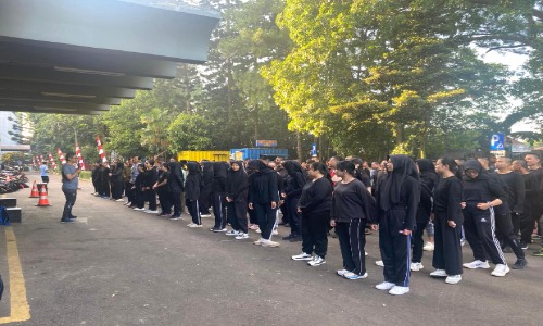 Hari Kedua Bintalsikdis Mahasiswa Baru Politeknik Energi dan Pertambangan Bandung Jalani Lari Pagi Penuh Semangat
