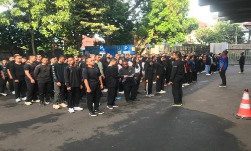 Mahasiswa Baru PEP Bandung Ikuti Senam Pagi dan Aksi Bersih Kampus di Hari Ketiga Bintalsikdis