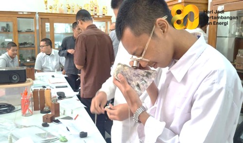 Praktikum Identifikasi Mineral Jadi Bekal Awal Mahasiswa Program Studi Teknologi Geologi