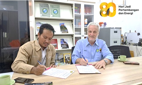 Geolog Australia Sumbangkan Puluhan Buku untuk Perpustakaan PEP Bandung