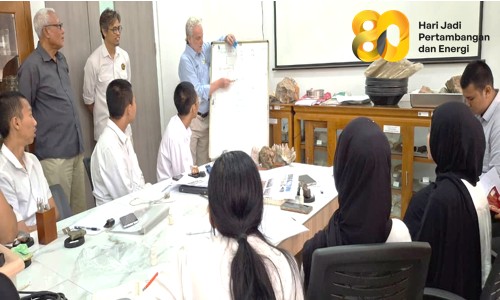 Mahasiswa PEP Bandung mendapatkan motivasi dari seorang ahli geologi Australia IAN WOLLFF