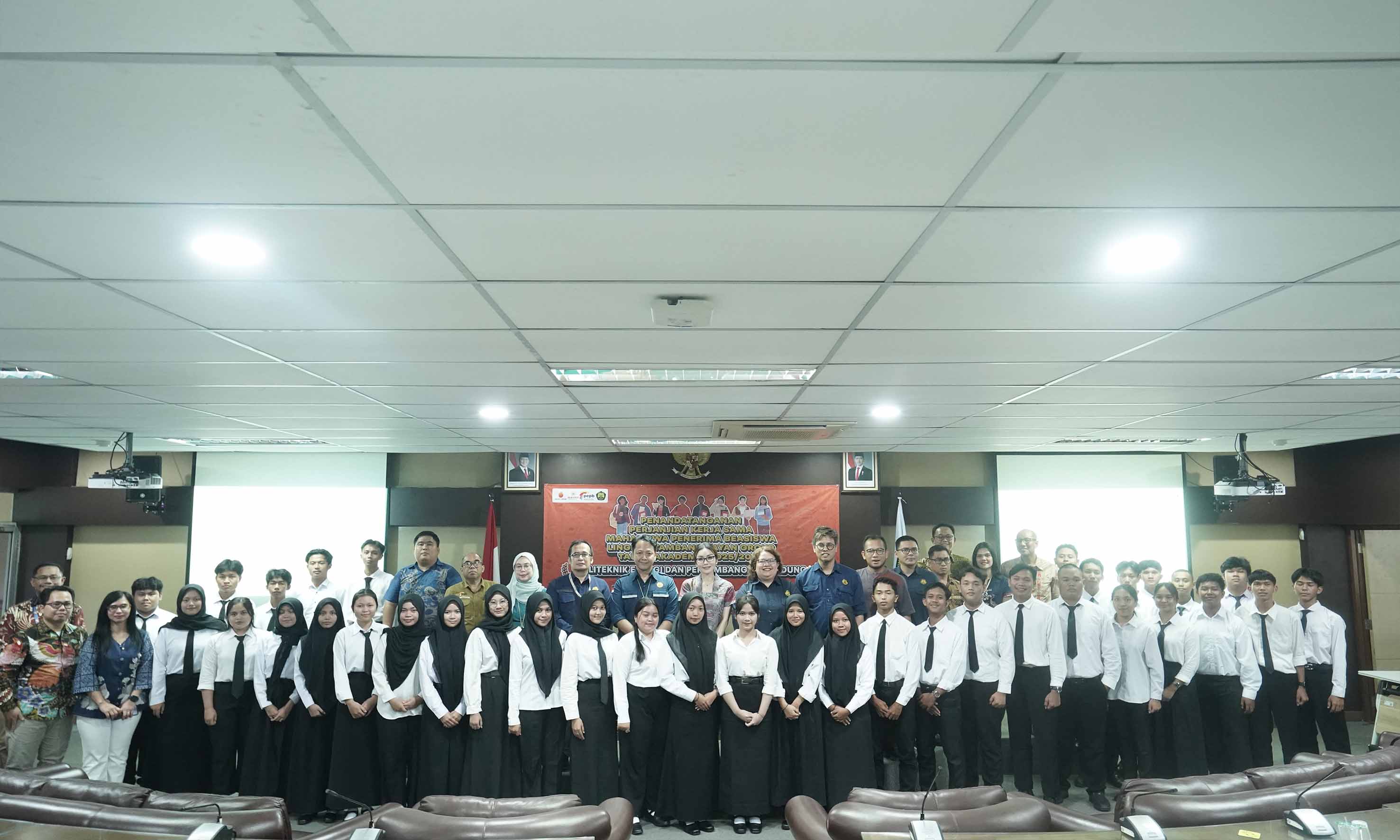 Penandatanganan Program Kerja Sama Beasiswa Bayan Peduli Lingkar Tambang 