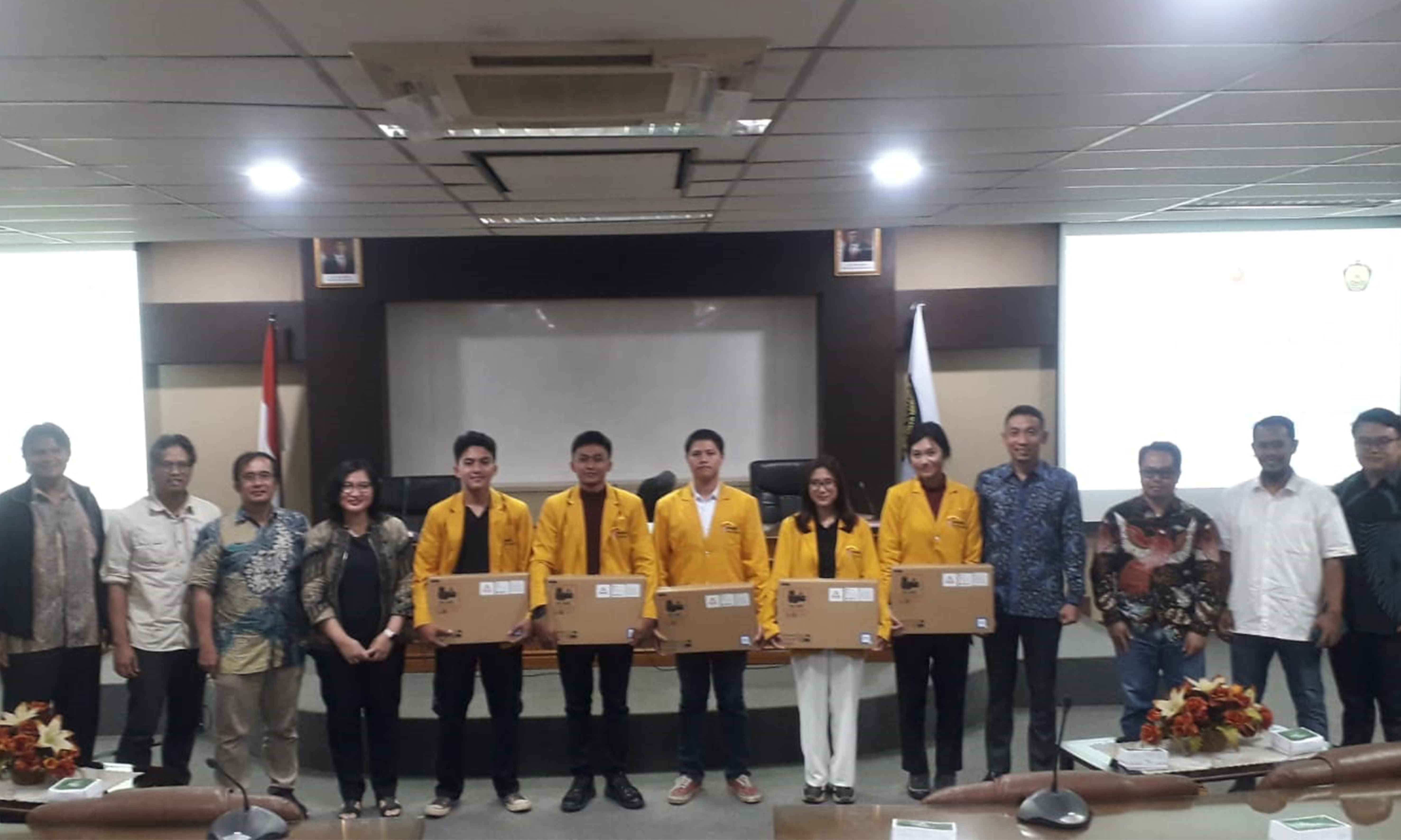   Penandatanganan Perjanjian Kerjasama PT Bayan dan Mahasiswa PEP Bandung Penerima Beasiswa “Bayan Peduli”