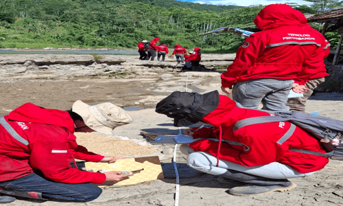 Memotret Struktur Geologi dengan Metode Scanline di Sungai Cipamingkis