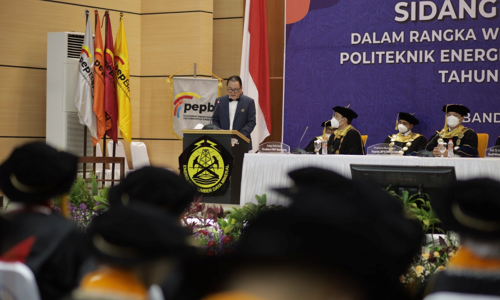 77 Wisudawan Pertama PEP Bandung