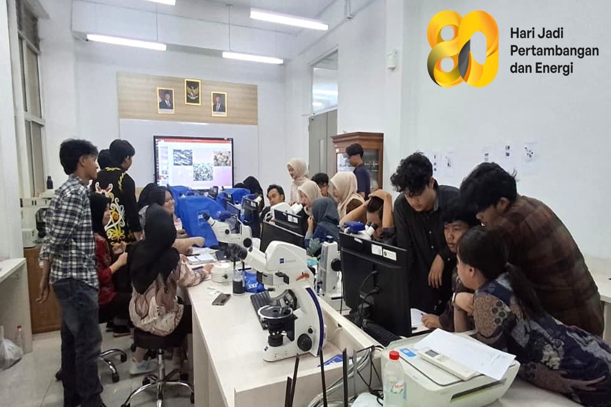 Mahasiswa Teknologi Geologi PEP Bandung Laksanakan Praktikum Geologi Bijih Sekunder: Analisis Mineral Butir Sampel Konsentrat Dulang lokasi dari Halmahera