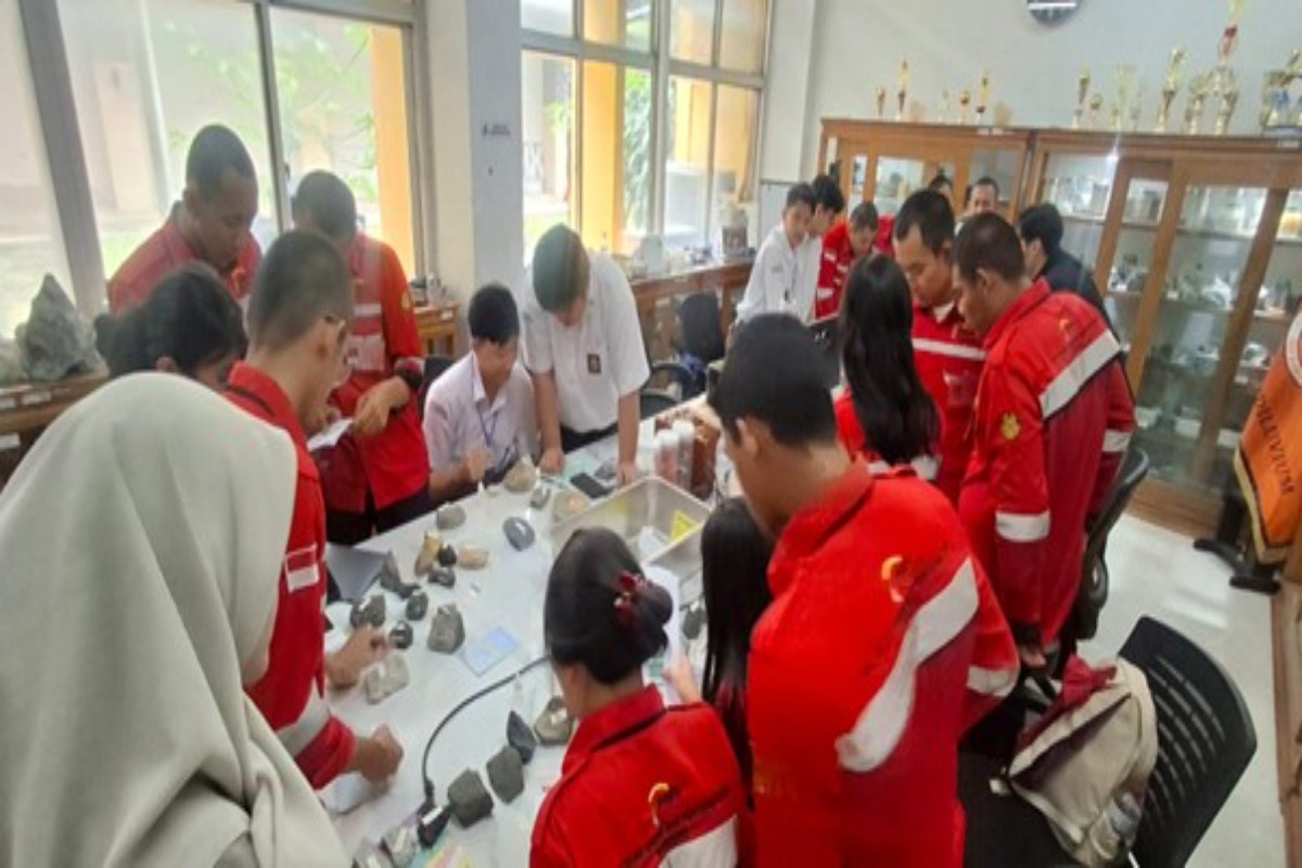 PEP Bandung Fasilitasi Orientasi Profesi Bidang Pertambangan bagi Siswa SMA Santa Angela
