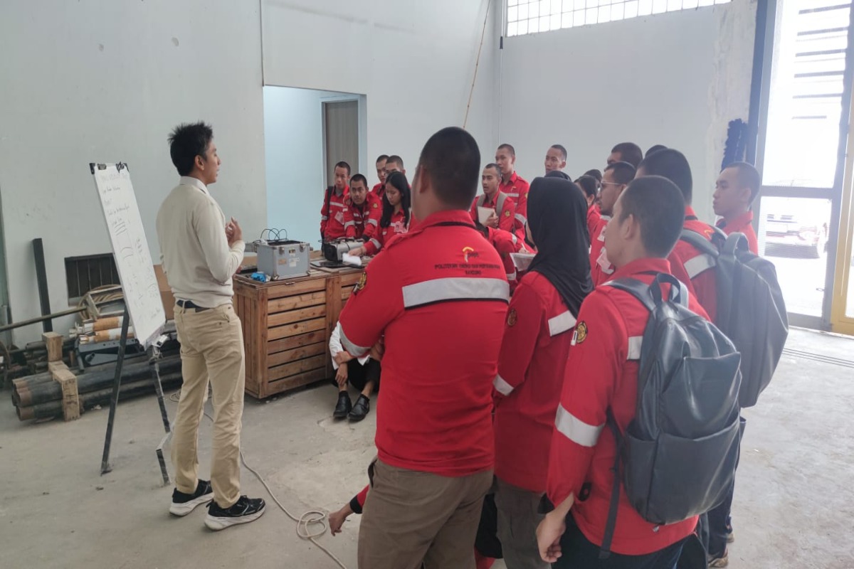 Mahasiswa Teknologi Pertambangan PEP Bandung Laksanakan Praktikum Mekanika Batuan Menggunakan Alat Pundit