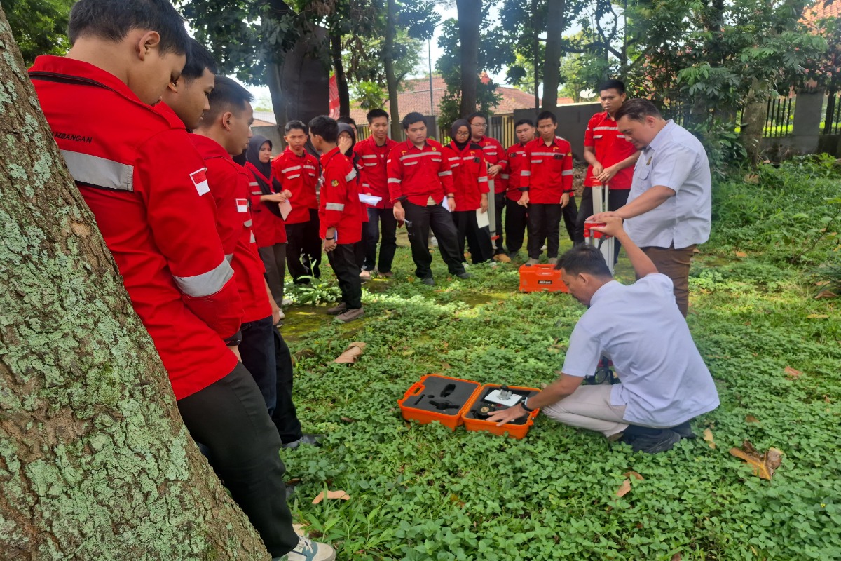 Tingkatkan Kompetensi Lapangan, Mahasiswa Teknologi Pertambangan PEP Bandung Gelar Praktikum Survei dan Pemetaan Menggunakan Total Station