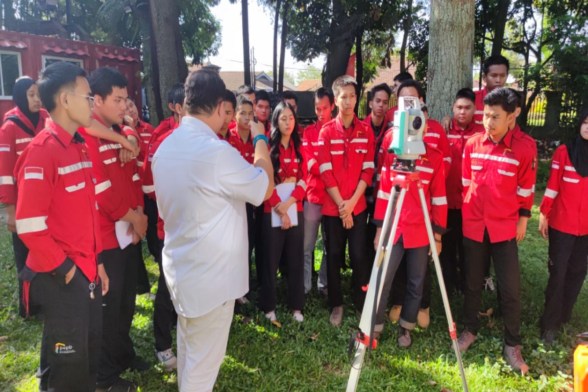 Mahasiswa Teknologi Pertambangan PEP Bandung Perdalam Akurasi Spasial Melalui Praktikum Total Station