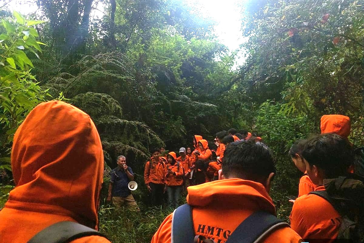 Mahasiswa Teknologi Geologi PEP Bandung Angkatan 2024 Laksanakan Praktik Geokimia Eksplorasi di Ciwidey