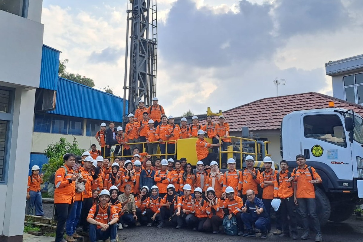 Mahasiswa Prodi Teknologi Geologi Angkatan 2025 Laksanakan Praktikum Lapangan Teknik Pemboran di Workshop Pemboran PAGTL ESDM Gunungbatu