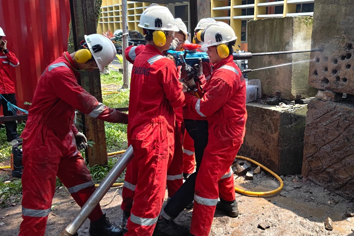 Mahasiswa Teknologi Pertambangan Angkatan 2025 Laksanakan Praktikum Pengeboran Menggunakan Jackleg Drill