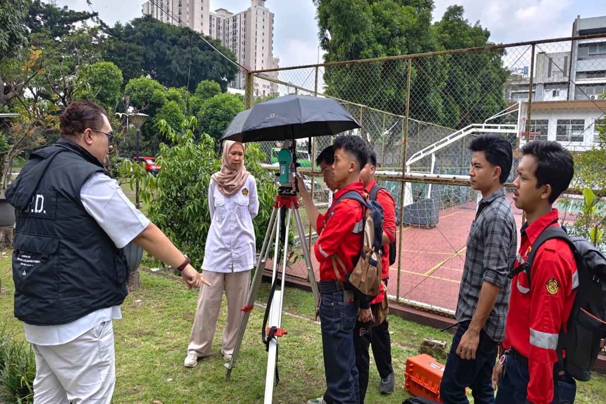 Mahasiswa Teknologi Pertambangan PEP Bandung Angkatan 2025 Laksanakan Praktikum Pengukuran Situasi menggunakan Total Station