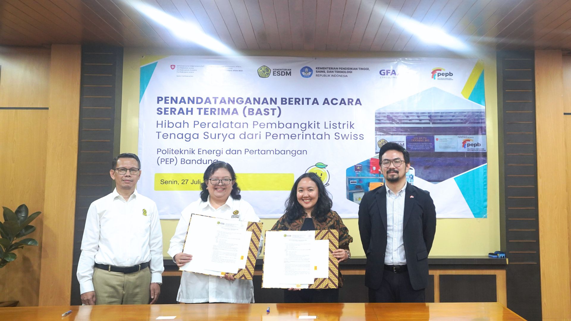 Perluas Kompetensi Mahasiswa, PEP Bandung Terima Alat Praktikum Energi Surya dari Proyek Hibah Swiss