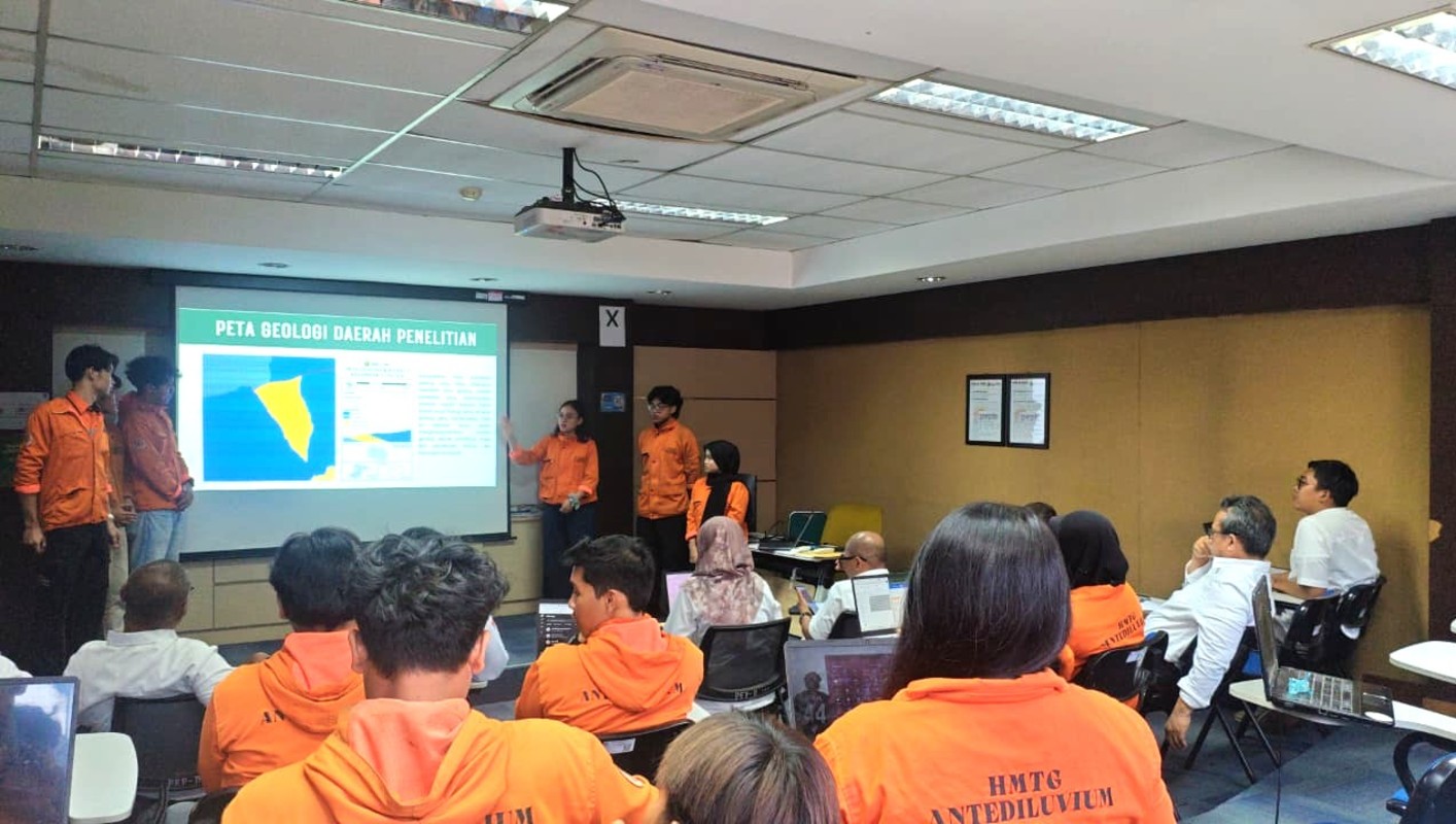 Mahasiswa Teknologi Geologi PEP Bandung Paparkan Hasil Akhir dari Kegiatan Ekskursi Pemetaan Geologi Bahan Galian