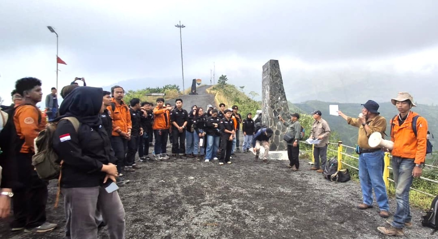 Mahasiswa Teknologi Geologi PEP Bandung Ikuti Kuliah Gabungan Terintegrasi di Gunung Galunggung, Tasikmalaya