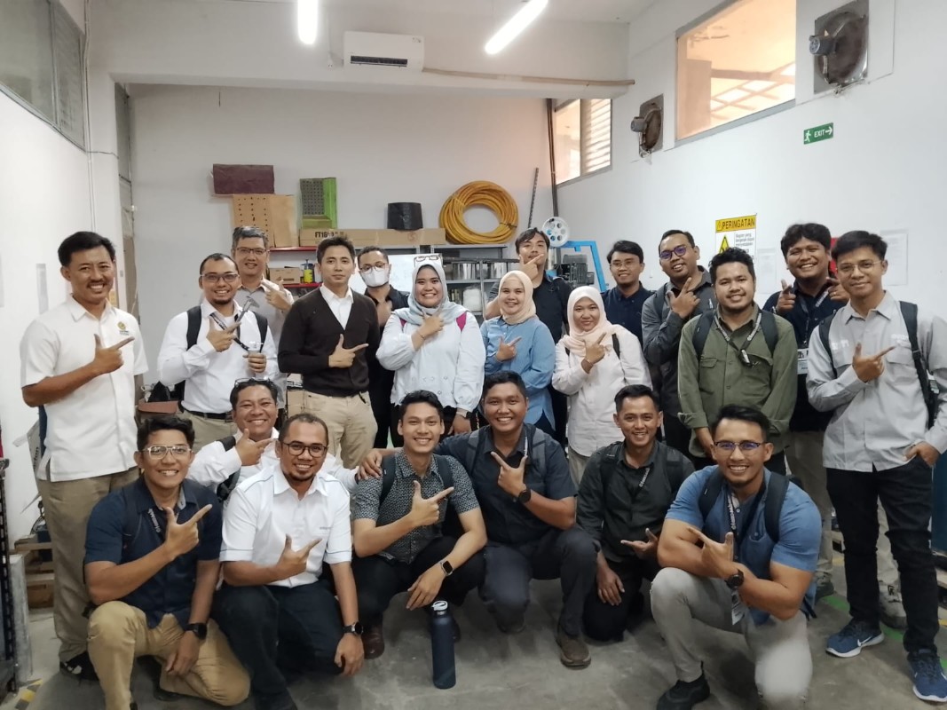 Peserta Diklat Juru Ledak Kelas 1 Angkatan 3 Praktik Mekanika Batuan di Laboratorium Mekanika Tanah dan Batuan PEP Bandung