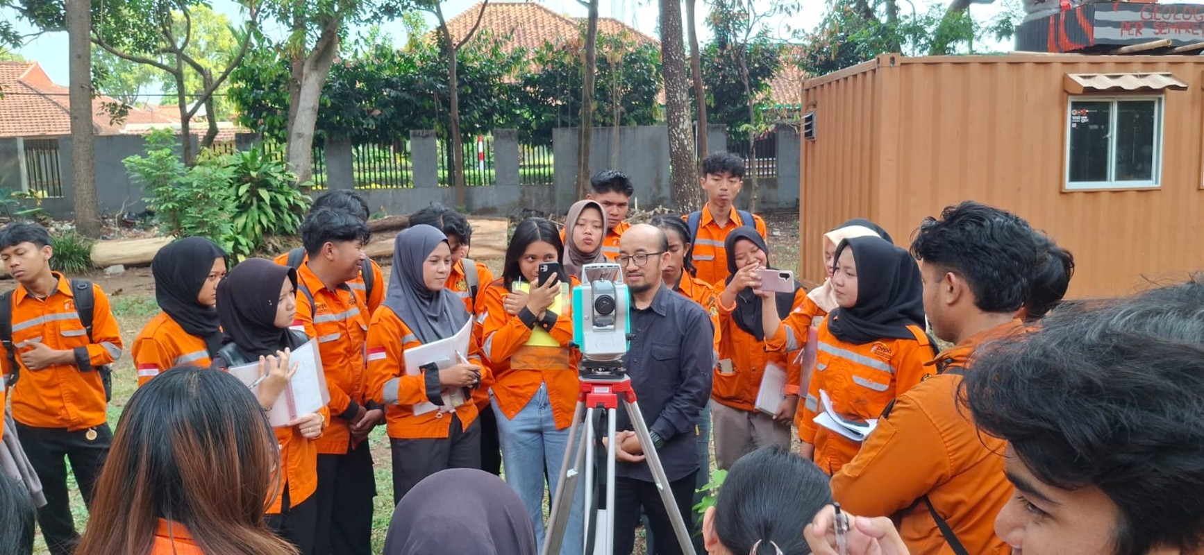 Mahasiswa Teknologi Geologi PEP Bandung Praktik Ilmu Ukur Tambang menggunakan Total Station