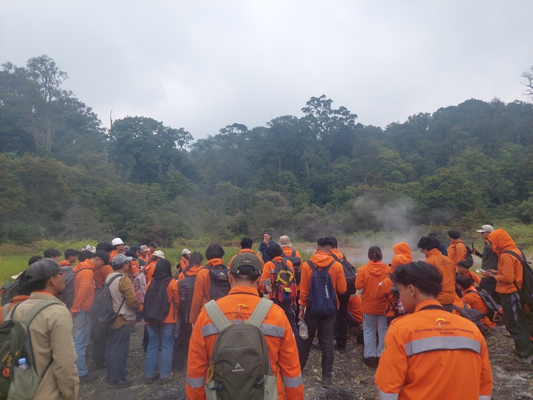 Mahasiswa Teknologi Geologi PEP Bandung Pelajari Sistem Hidrotermal melalui Praktik Lapangan Geologi Bijih Primer