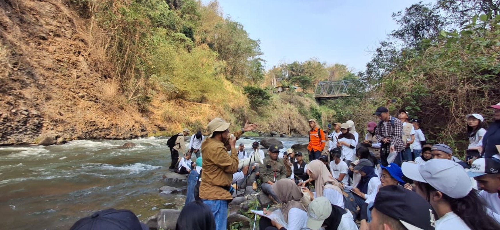 Mahasiswa Teknologi Geologi Angkatan 2026 Pelajari Geomorfologi melalui Praktikum Lapangan di Jatigede