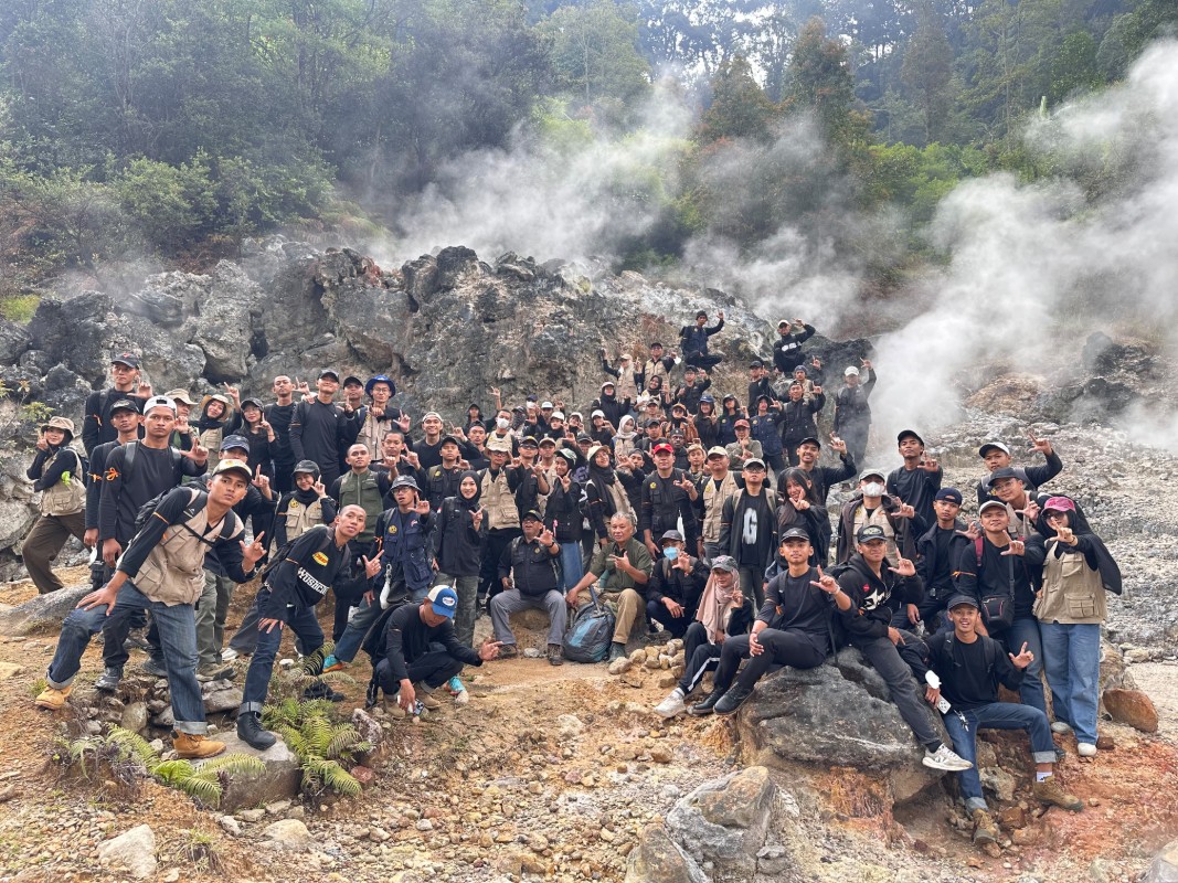 Mahasiswa Teknologi Geologi Angkatan 2026 Pelajari Proses Kimia Geotermal di Kawah Cibuni-Rengganis