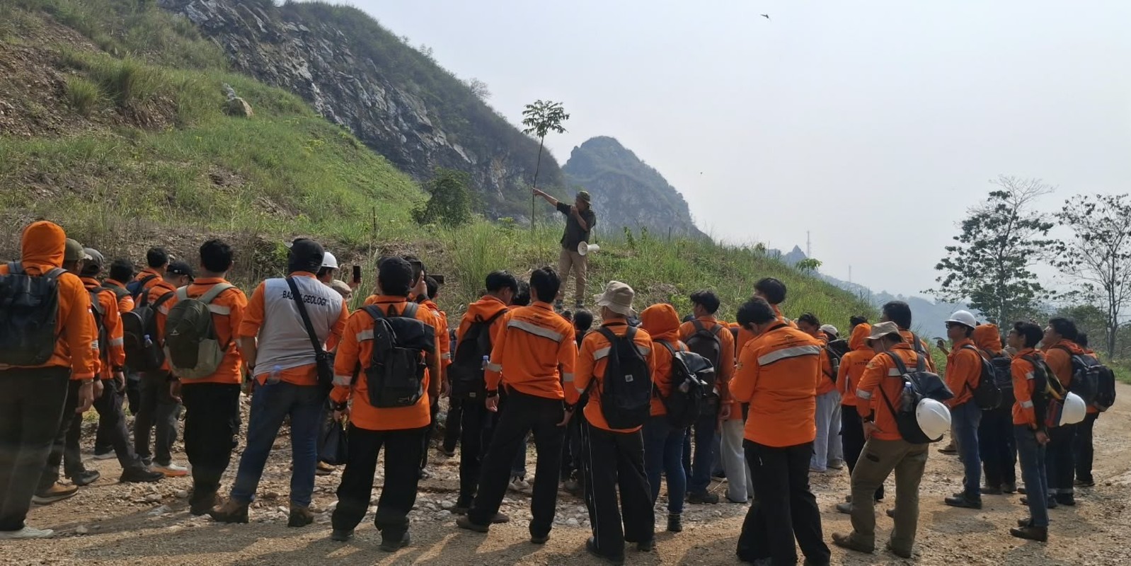 Mahasiswa Teknologi Geologi PEP Bandung Pelajari Proses Penambangan dan Pengolahan Batugamping di Cipatat
