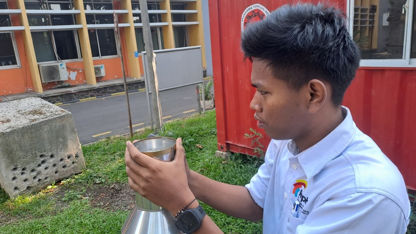 Mahasiswa Teknologi Pertambangan PEP Bandung Lakukan Pemantauan Curah Hujan Harian