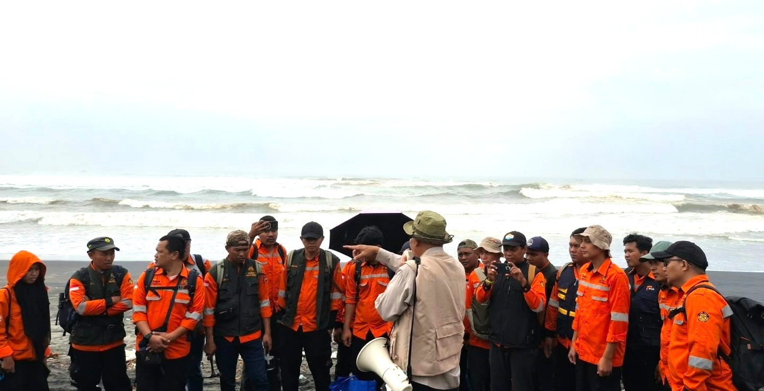 Mahasiswa Teknologi Geologi PEP Bandung Pelajari Teknik Eksplorasi Pasir Besi di Cianjur